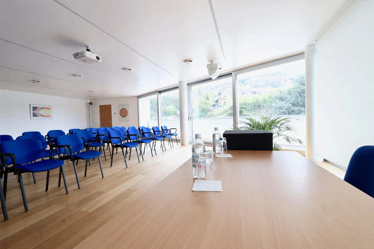 Sala Girasole con tavolo riunioni e vista dalle vetrate